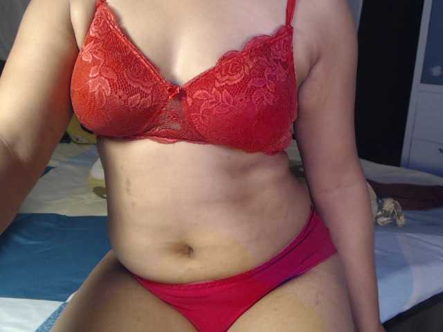Itshotanu live cam on BongaCams