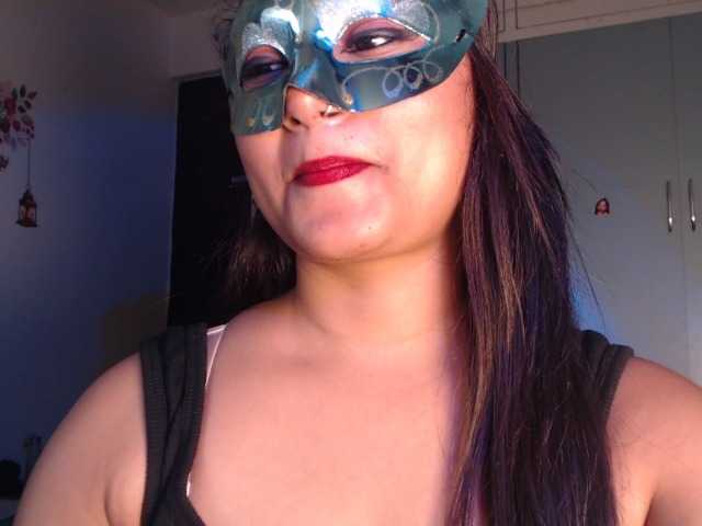 Itshotanu live cam on BongaCams