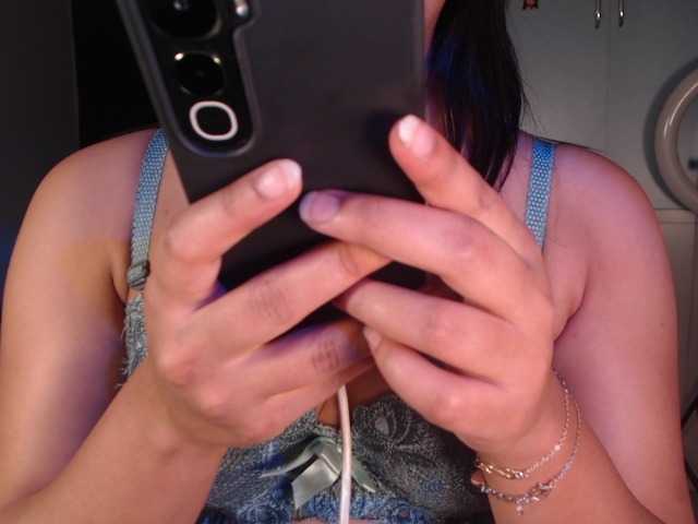 Itshotanu live cam on BongaCams