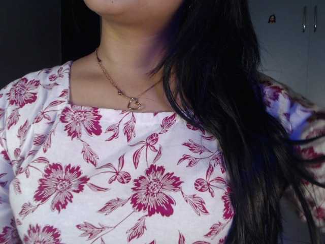 Itshotanu live cam on BongaCams