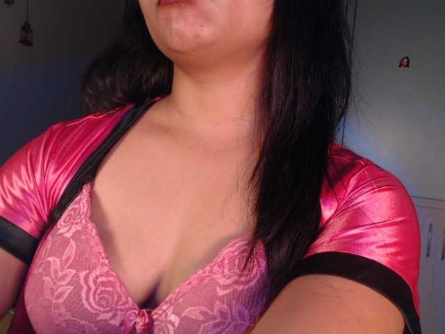 Itshotanu live cam on BongaCams