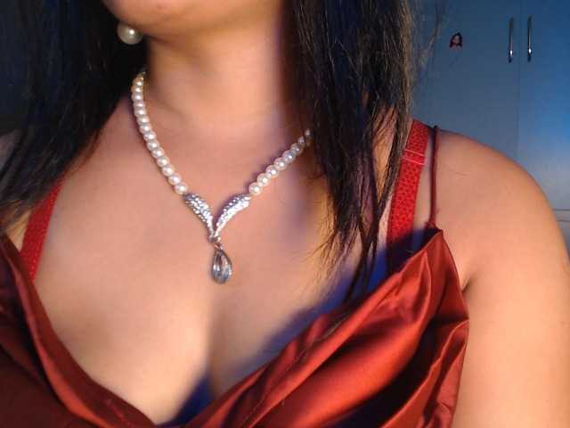 Itshotanu live cam on BongaCams