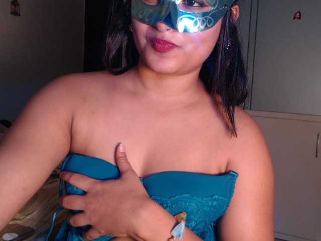 Itshotanu — live female cam