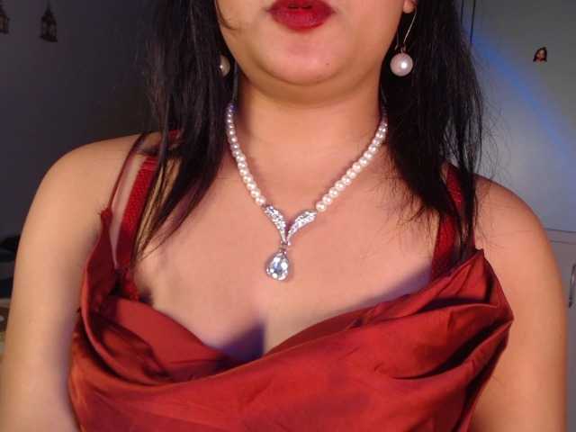 Itshotanu live cam on BongaCams