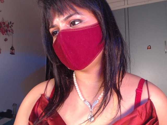 Itshotanu live cam on BongaCams