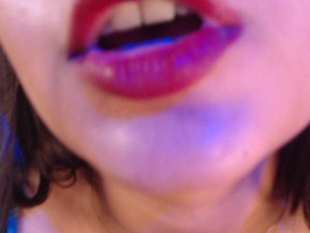 Itshotanu live cam on BongaCams