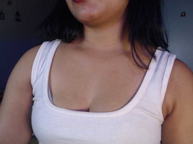 Itshotanu live cam on BongaCams