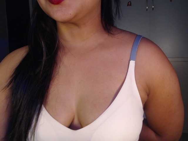 Itshotanu live cam on BongaCams