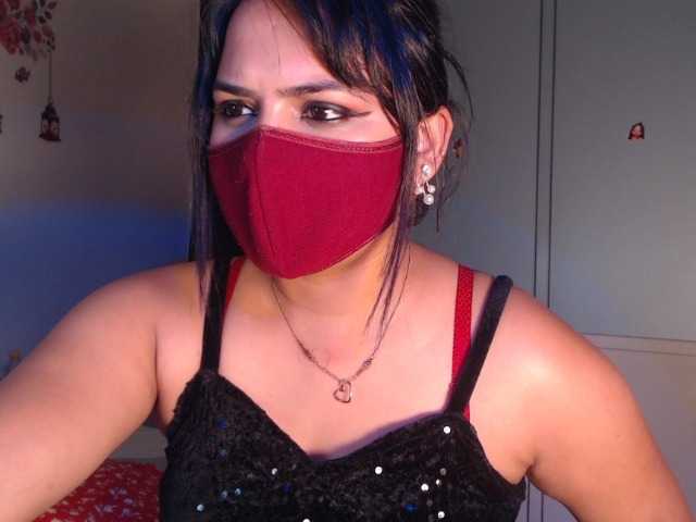 Itshotanu live cam on BongaCams