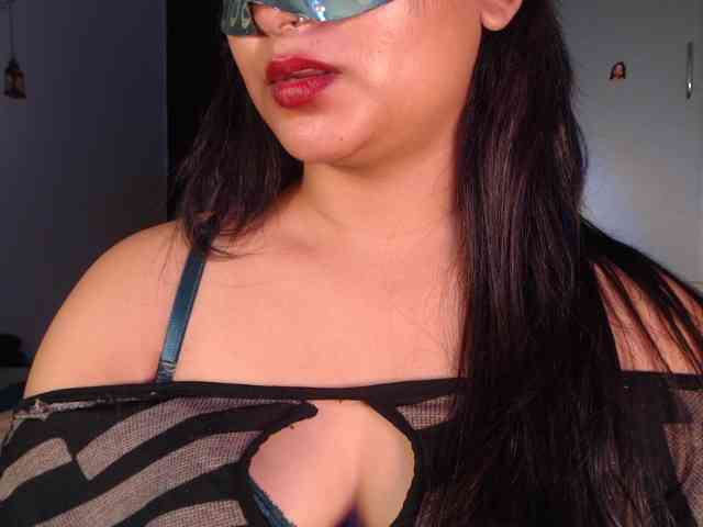 Itshotanu's webcam live show
