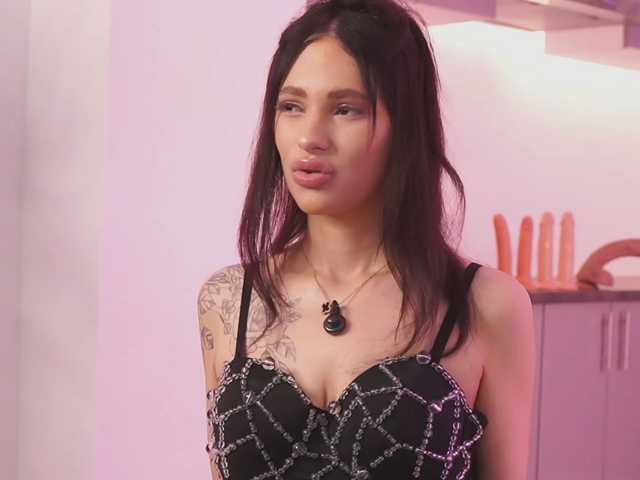 le modèle SaschaBloom est en webcam porno dans un show sur le site bongacams, il possède les tags suivants: White/Caucasian,Brunette,Shaved