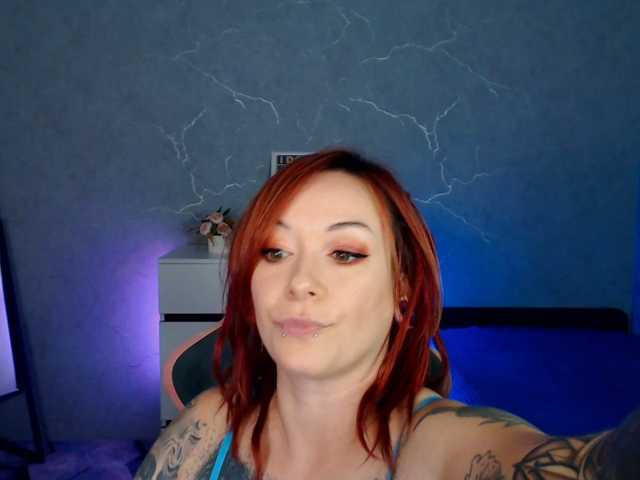 Crimson-Witch live cam on BongaCams