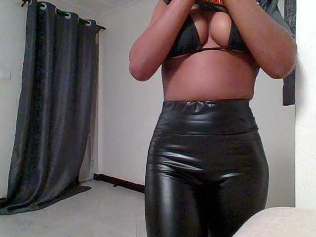 Pinky09 live cam on BongaCams