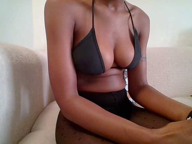 le modèle Pinky09 est en webcam porno dans un show sur le site bongacams, il possède les tags suivants: Ebony,Brunette,Shaved