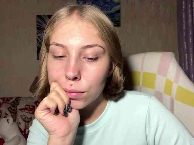 SuzetteBlair webcam