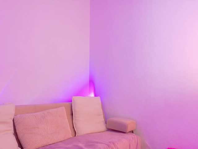 Hannahprada9 live cam on BongaCams