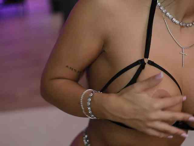 cam adult LeylaSaint