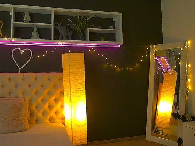 AnaisFoxxy live cam on BongaCams