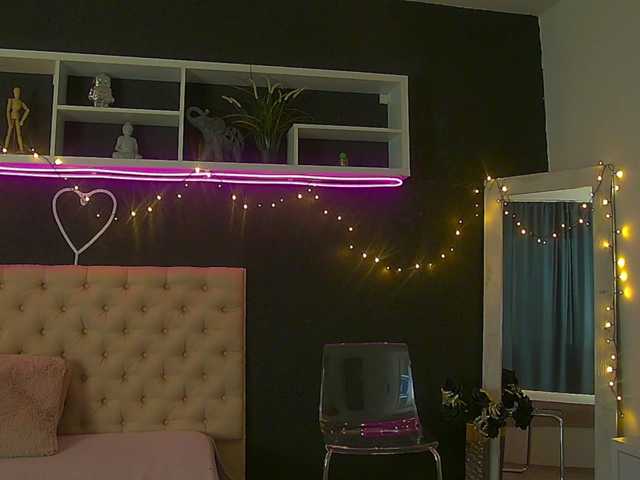 AnaisFoxxy live cam on BongaCams