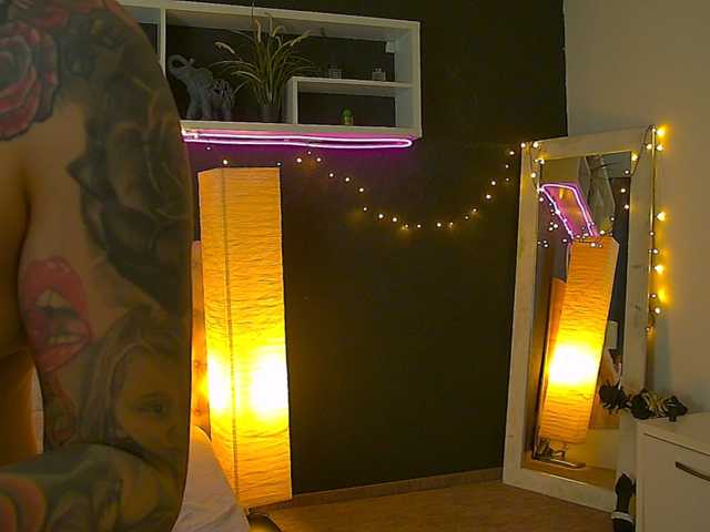AnaisFoxxy live cam on BongaCams