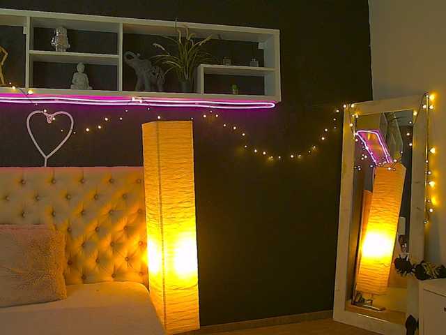 AnaisFoxxy live cam on BongaCams