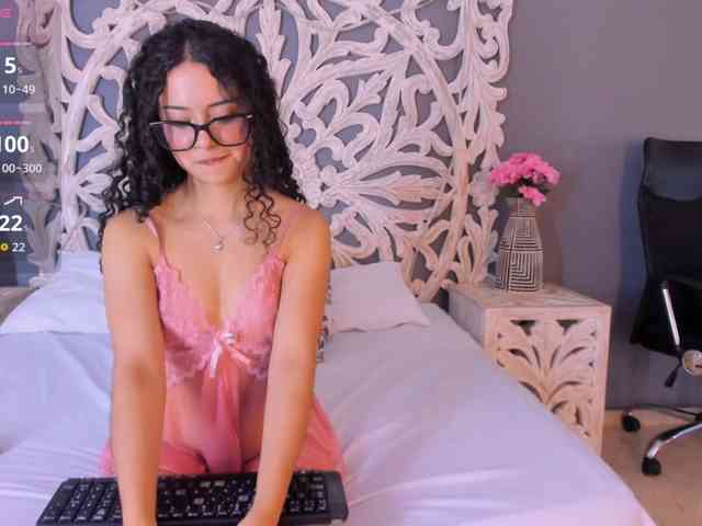 YoungSerena webcam