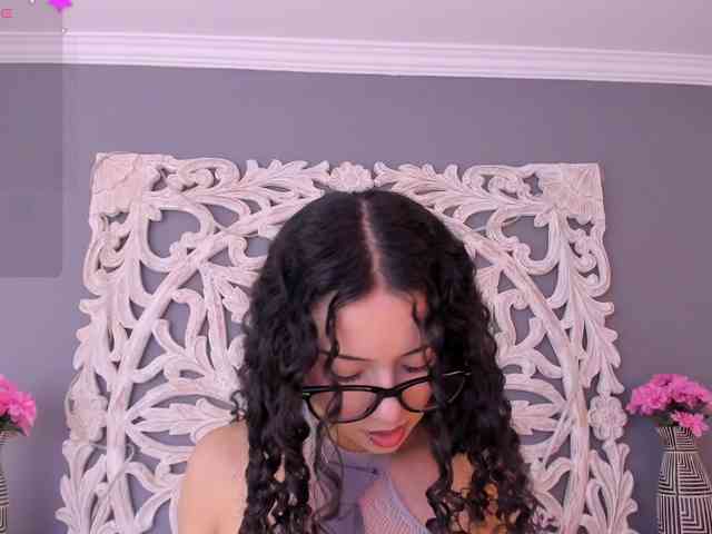 YoungSerena webcam