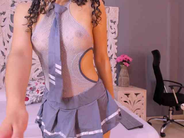 YoungSerena webcam