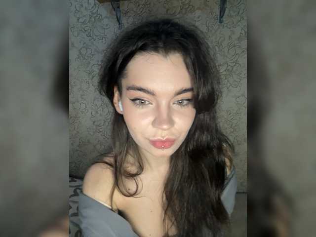 Emilyy19 live cam on BongaCams