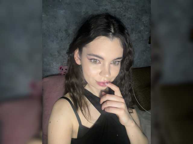 Emilyy19 live cam on BongaCams