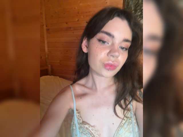 Emilyy19 live cam on BongaCams