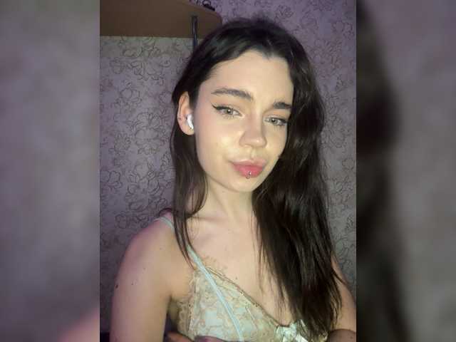 Emilyy19 live cam on BongaCams
