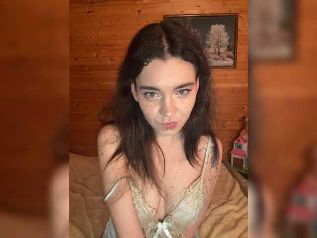 Emilyy19 live cam on BongaCams