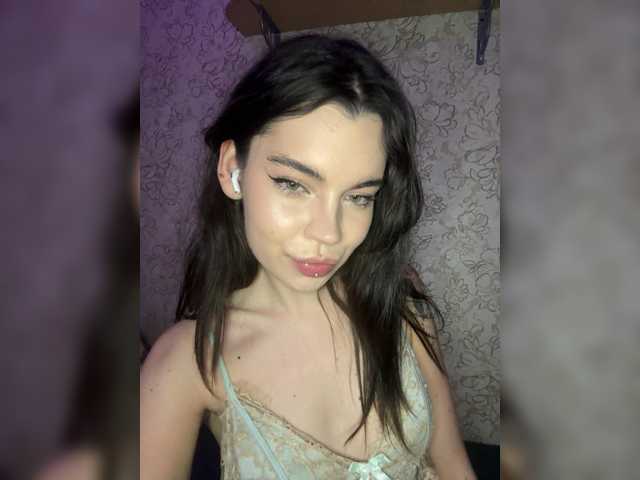 Emilyy19 live cam on BongaCams