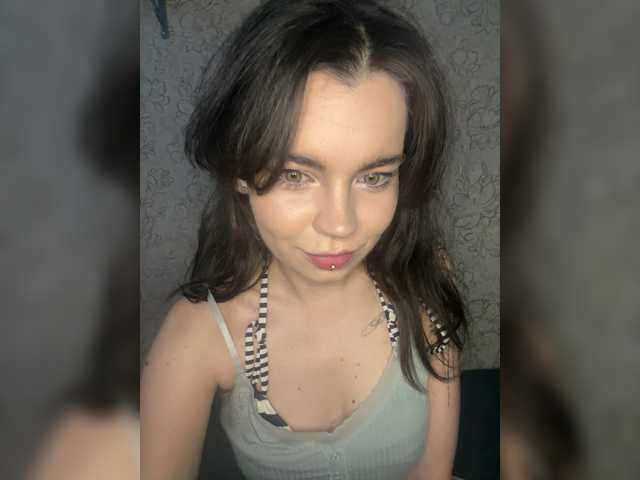 Emilyy19 live cam on BongaCams