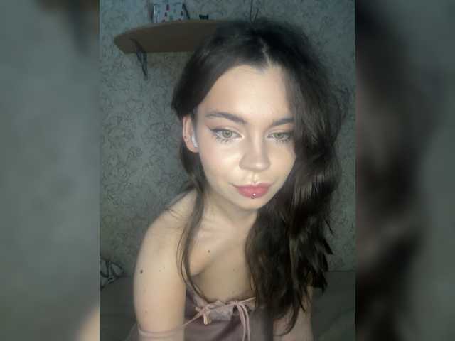 Emilyy19 live cam on BongaCams