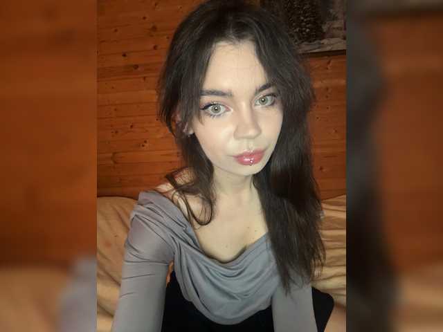 Emilyy19 live cam on BongaCams