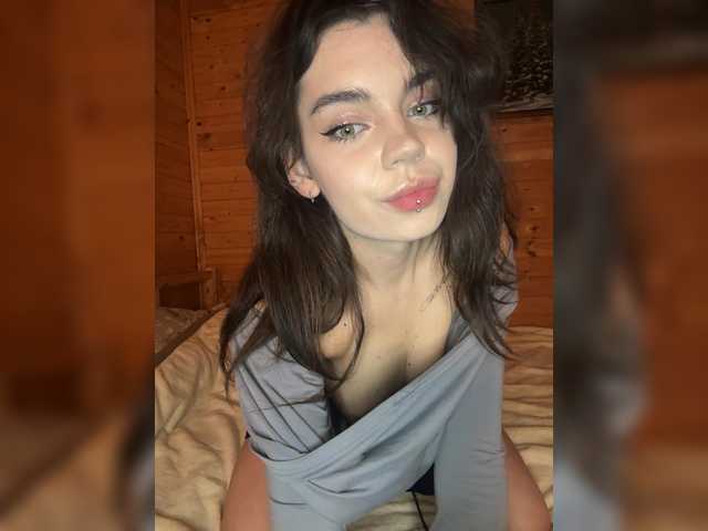 Emilyy19 live cam on BongaCams