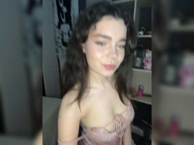 Emilyy19 live cam on BongaCams