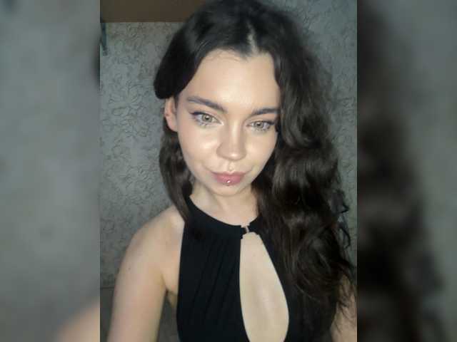 Emilyy19 live cam on BongaCams