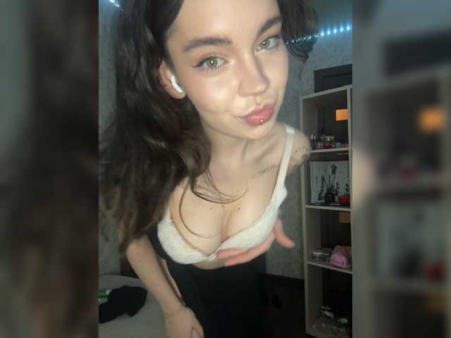Emilyy19 live cam on BongaCams