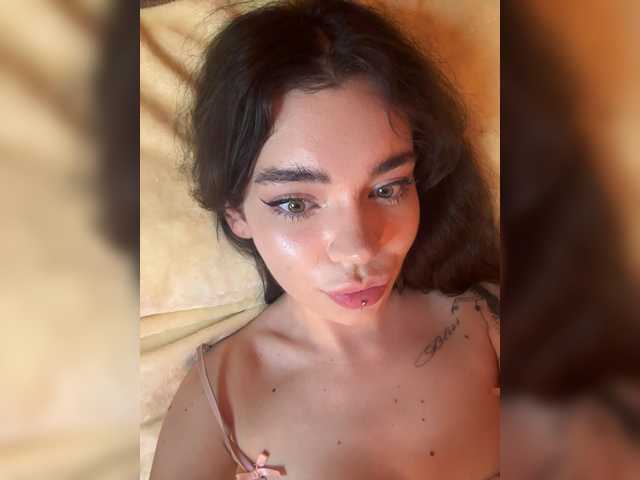 Emilyy19 live cam on BongaCams