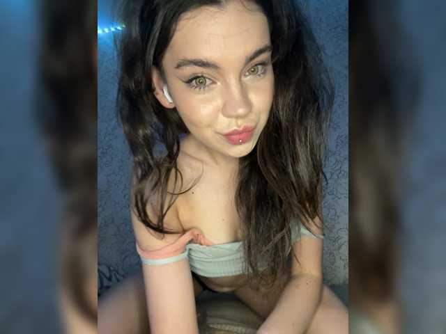 Emilyy19 live cam on BongaCams