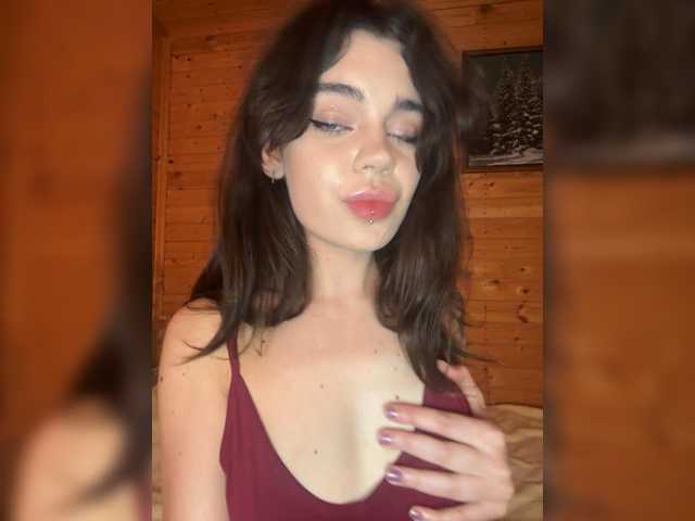 Emilyy19 live cam on BongaCams