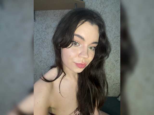 Emilyy19 live cam on BongaCams