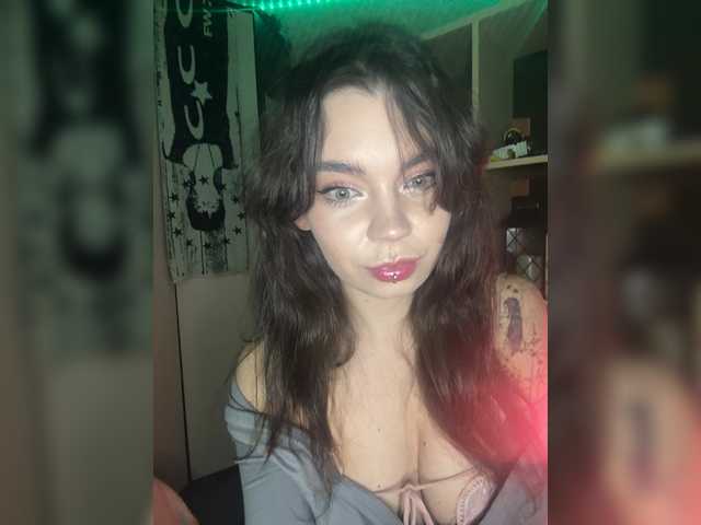 Emilyy19 live cam on BongaCams