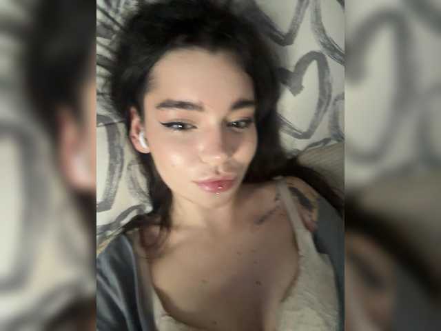 Live трансляция Emilyy19 - slutnetki.online