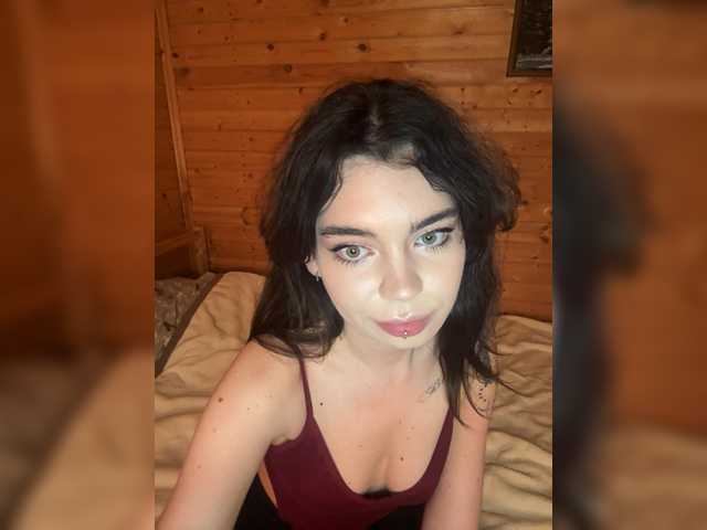 Emilyy19 live cam on BongaCams