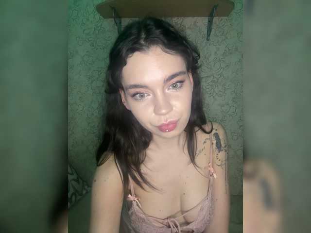 Emilyy19 live cam on BongaCams