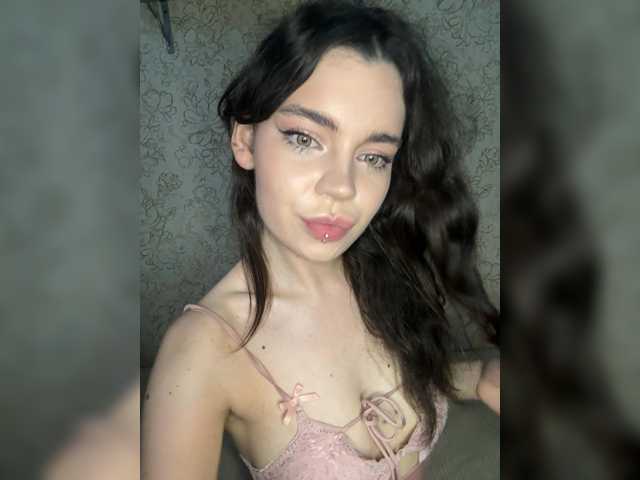 Emilyy19 live cam on BongaCams